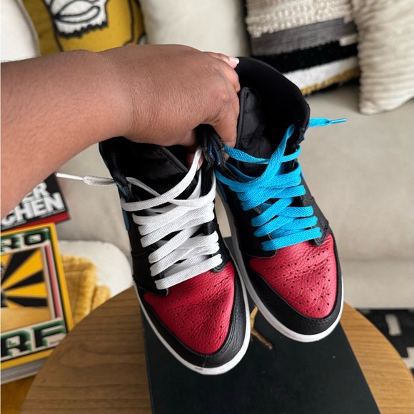 Jordan 1 Retro High OG Black/Powder Blue/Gym Red - Picture 5 of 9